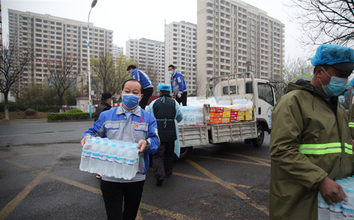 2月25日，山東金格瑞機械有限公司派代表來到齊魯師范學院捐贈防疫物資，保障校園防疫物品備足備齊，助力學校的疫情防控工作。